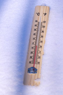 Ahşap termometre beyaz kar üzerinde yalan