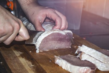 Cook et bir bıçakla keser.