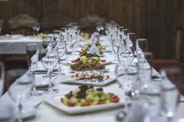 Düzgünce koydu tablo, beyaz masa örtüsü