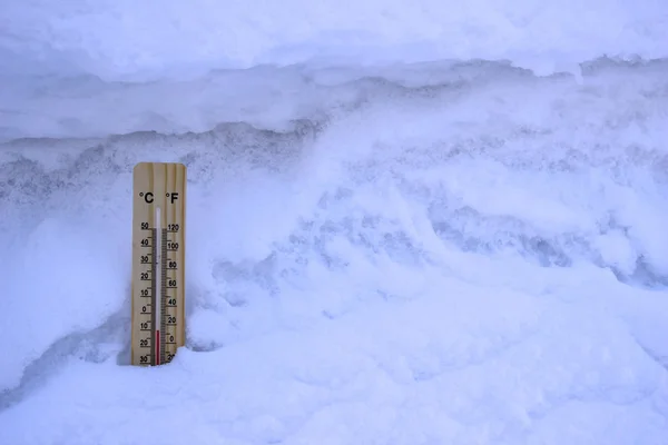 Termometer Dimasukkan Dalam Salju Putih Close — Stok Foto