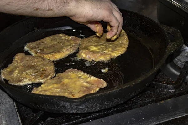 Chef Prepara Panqueques Con Col — Foto de Stock