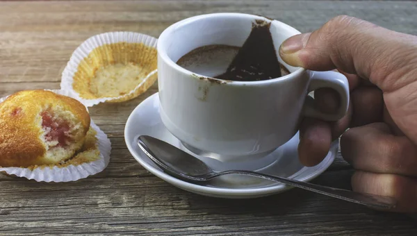 Hombre Sosteniendo Una Taza Café Vacía — Foto de stock gratis