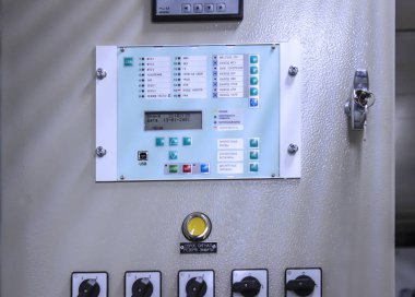 Pano, yüksek gerilim elektrik hatları, ön plan 