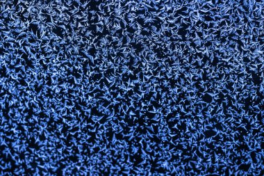 Arka plan cam üzerinde mavi kar taneleri yakın çekim