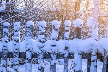 Eski çit karla kaplı