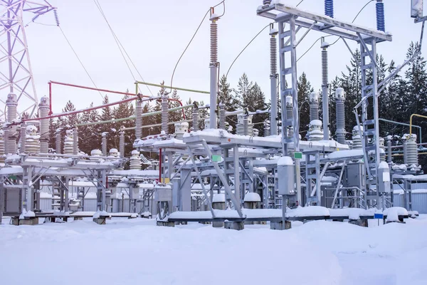 Schneebedeckte Hochspannungsleitungen Auf Umspannwerk Isolatoren — Stockfoto