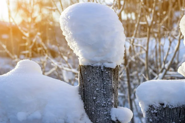 白い雪 フェンスから木の板にクローズ アップ — ストック写真