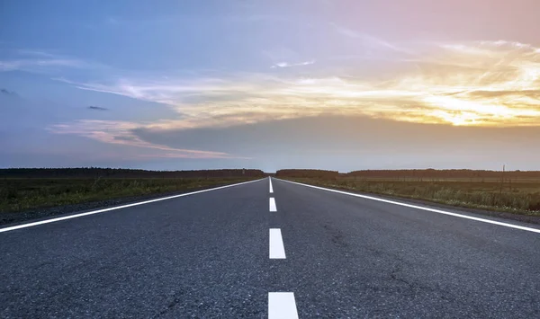 Uzun yol, akşam ufuk üzerinde gün batımı