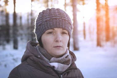 Kadın ormanda çerçeve içine arıyorum