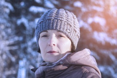 Kadın ormanda çerçeve içine arıyorum