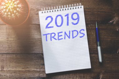 Defter yazıt 2019 eğilimleri ile ahşap bir masa üzerindeki kolu ile