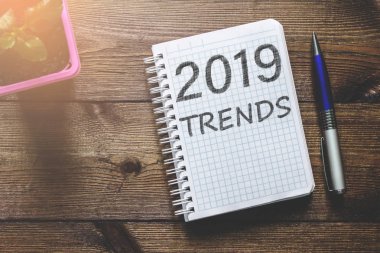 Yazıt 2019 eğilimleri ahşap bir masaya yatıyor bir dizüstü