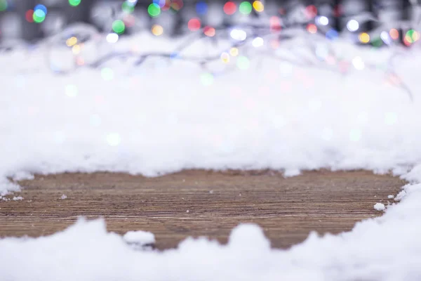Parlak ışıklar, arka plan üzerinde kar dolmuştu boş ahşap masa yakın çekim