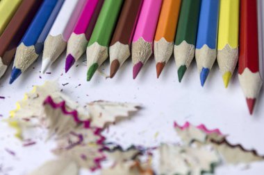 Onların talaş yanındaki renkli kalemler