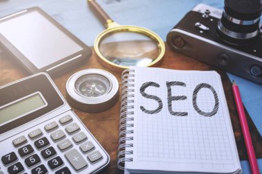 Not Defteri metin Seo ile seyahat için aksesuarlar ortasında yatıyor