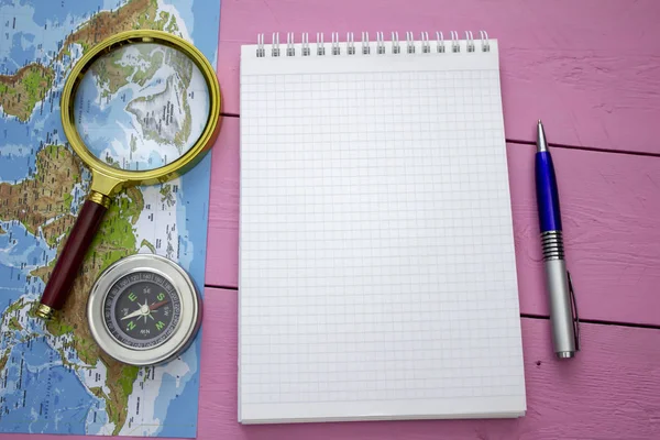 Cuaderno Vacío Está Sobre Mesa Con Una Lupa Una Brújula —  Fotos de Stock