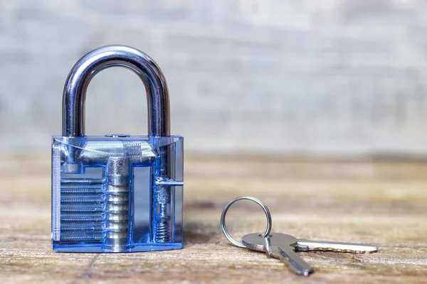 Cadenas Plastique Avec Clés Sur Table Bois — Photo