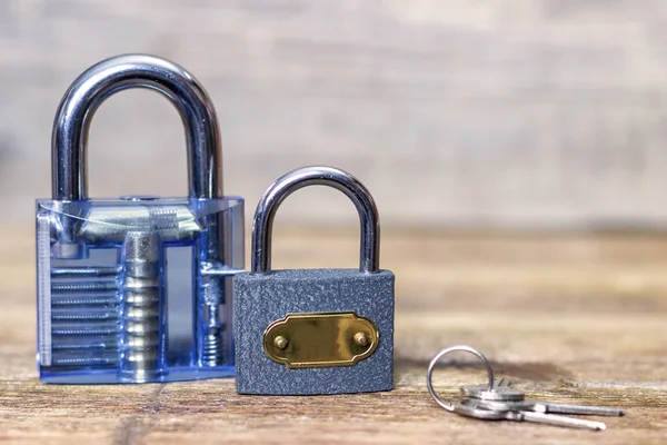 Cadenas Plastique Fer Avec Clés Sur Table Bois — Photo