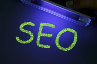 Seo kelime ultraviyole lambası yeşil altında kendini gösteriyor