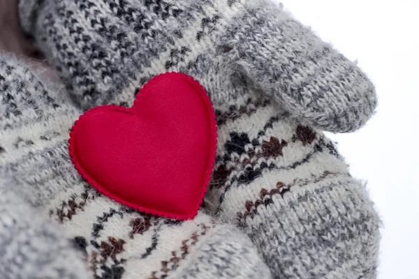 Mujer Sosteniendo Corazón Rojo Manoplas Invierno — Foto de stock gratuita