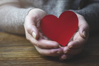 Kırmızı kalp onun elinde tutan kadın