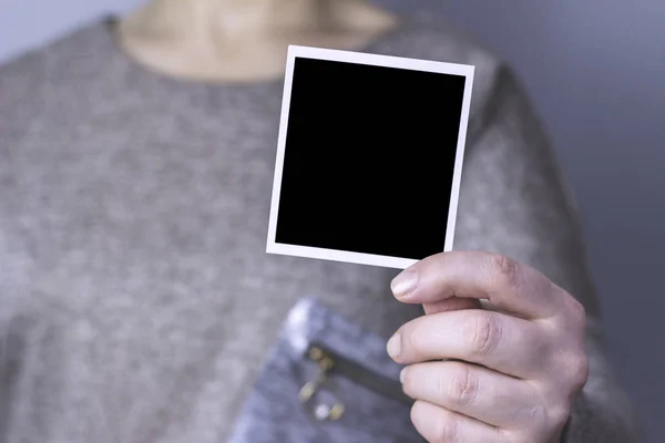 Kadın Elinde Siyah Bir Fotoğraf Tutar — Stok fotoğraf