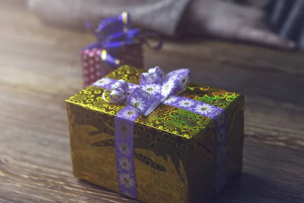 Een Grote Gouden Geschenk Staat Een Houten Tafel — Stockfoto