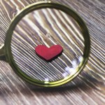 Маленьке червоне серце, збільшене збільшувальним склом