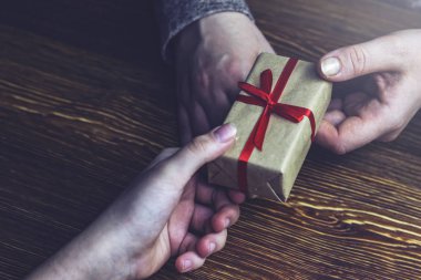 Kız bir hediye için bir kız geçer.