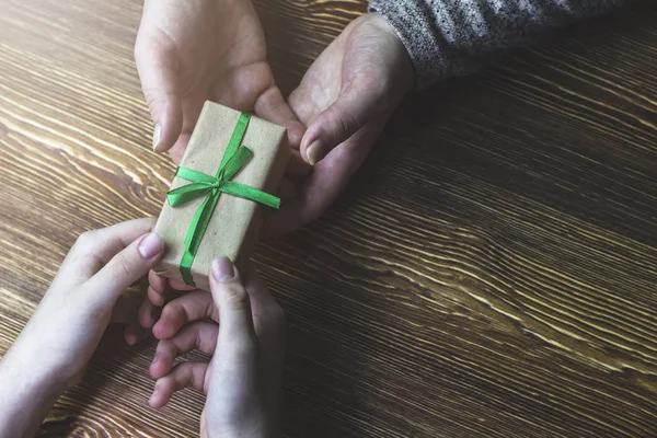 Девушка Женщина Дарят Друг Другу Подарочную Коробку Зеленой Лентой — стоковое фото