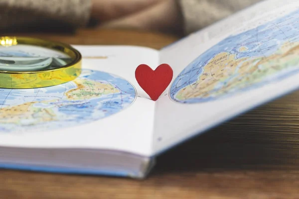 Pequeño Corazón Rojo Encuentra Libro Texto Con Mapa Del Mundo —  Fotos de Stock