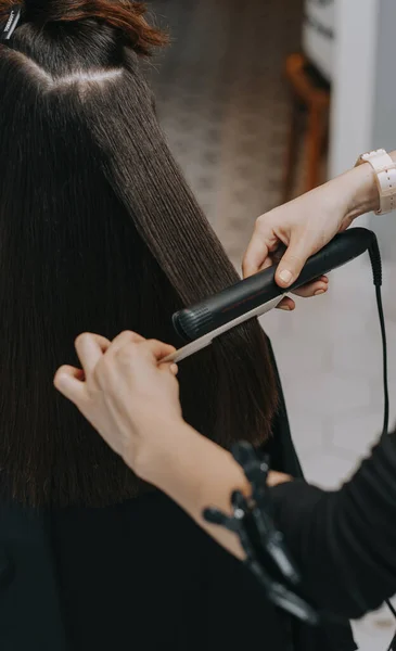 Corte de pelo para mujer en casa. Peluquería corta a una chica en casa . —  Fotos de Stock
