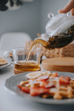 Çilekli ve muzlu Viyana waffleları. Güzel kahvaltı.