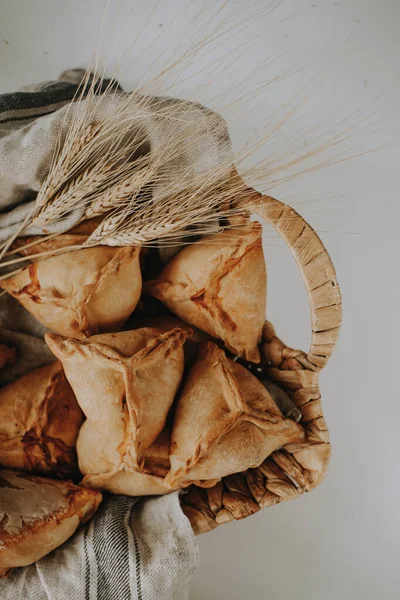 Pies in a basket on a white background. National food — Stock Photo, Image