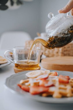 Çilekli ve muzlu Viyana waffleları. Güzel kahvaltı.