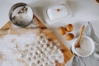 Ev yapımı hamur tatlısı yapma süreci. Hamur köftesi malzemeleri.