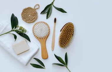 Spa tedavileri, vücut ve saç bakımı için eko aletler. Deniz tuzu, yüz serumu, sabun, saç fırçası. Ekoloji kavramı