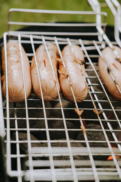 Salsichas de carne grelhadas em uma grelha. Piquenique ao ar livre — Fotografia de Stock