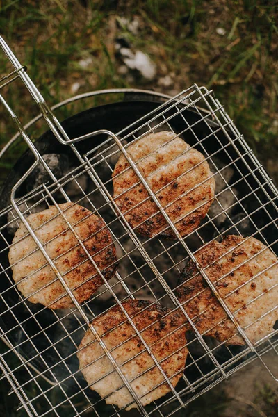 Kızarmış burgerler için et pirzolası hazırlama süreci. Temiz havada piknik. — Stok fotoğraf