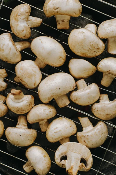 Cozinhar cogumelos champignon na grelha. Piquenique exterior — Fotografia de Stock