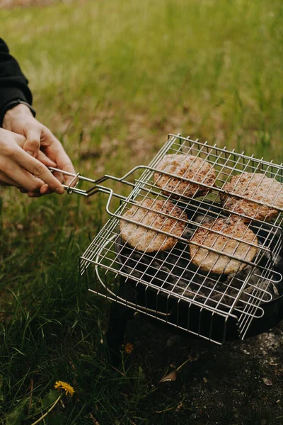 Der Prozess der Zubereitung von Fleischschnitzeln für gegrillte Burger. Picknick an der frischen Luft — Stockfoto