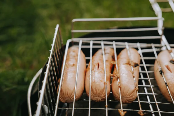 Grilované klobásy na grilu. Piknik na čerstvém vzduchu — Stock fotografie