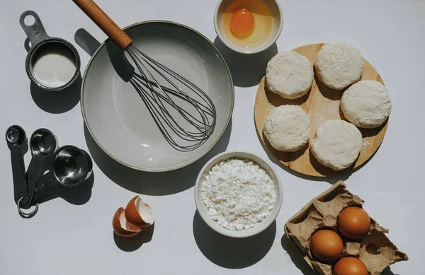 Ингредиенты для приготовления блинчиков с творогом на столе — стоковое фото