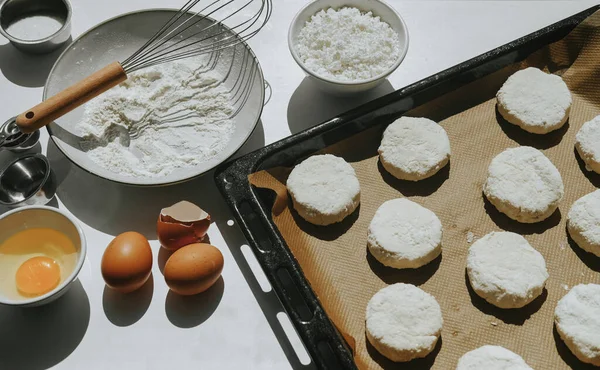 Der Prozess der Herstellung von Quark-Käsekuchen. Käsekuchen auf einem Backblech — Stockfoto