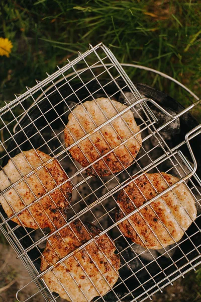 Il processo di preparazione di cotolette di carne per hamburger alla griglia. Picnic all'aria aperta — Foto Stock