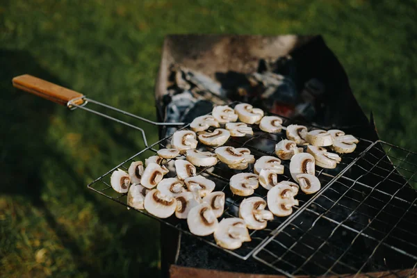 Vaření žampionů na grilu. Venkovní piknik — Stock fotografie