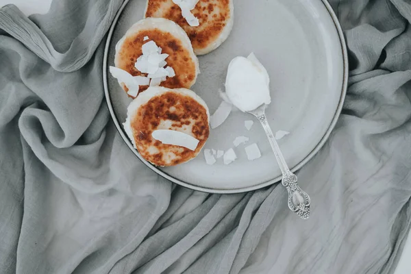 Вкусные творожные пирожные на серой тарелке — стоковое фото