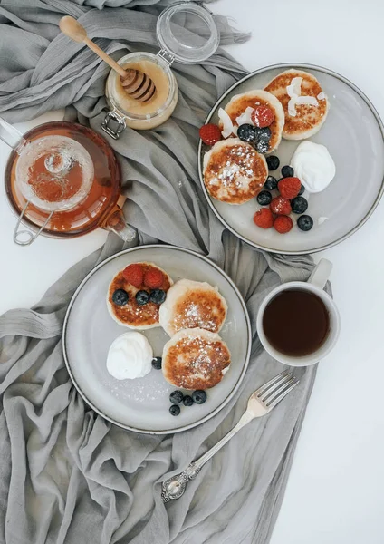 Tasty curd cheesecakes on a gray plate — Stock Photo, Image