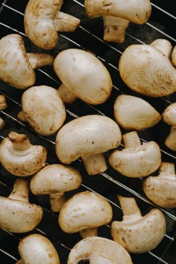 Izgarada şampiyon mantarları pişiriyorum. Açık hava pikniği