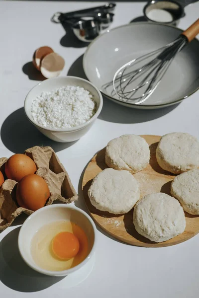 Zutaten für Quark-Pfannkuchen auf dem Tisch — Stockfoto